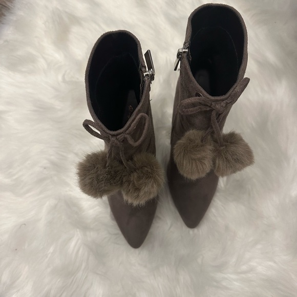 Call it spring Pom Pom boots, great condition. - Picture 4 of 5